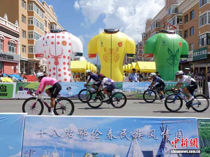 中外278名车手骑行竞速中国最北原始森林林海。王成龙 摄